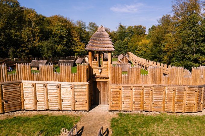 (Česky) V neděli 16. července bude Archeopark otevřen od 13:00